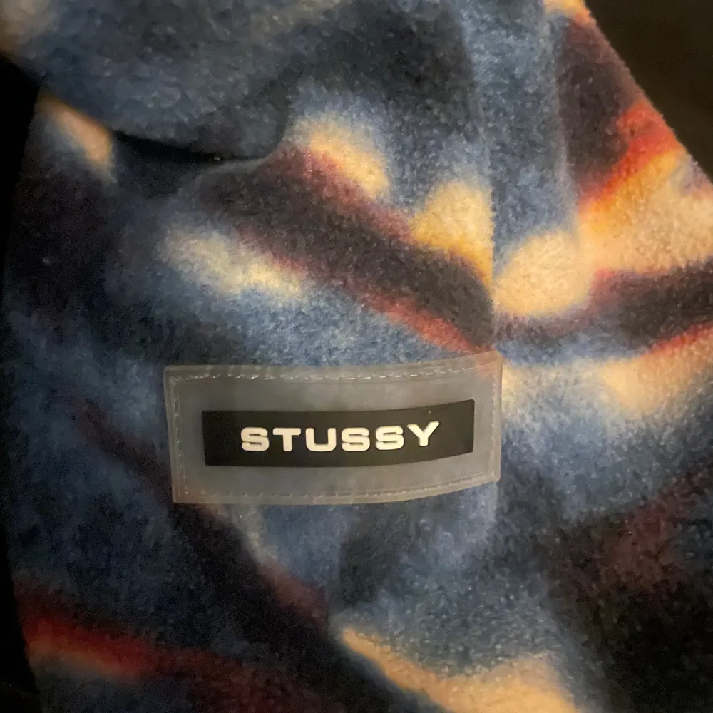 TjenađSĂ€ljer En Stussy Fleece KlĂ€nning Med FĂ€rgen Tie DyeđStorleken Ăr SđSkicket Ăr Som Ny Skickđ„łFrakten StĂ„r Köparen För, Kan Mötas i Gbgđïž. Mekot.