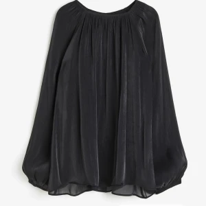 satin blus genomskinlig  - Säljer denna fina lite små genomskinliga satin blus från HM❣️aldrig använd