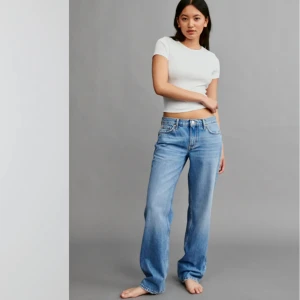 Populära jeans - Ett par väldigt populära jeans från Gina Tricot i modellen ”low straight jeans”. Endast använda 2 gånger så i väldigt bra skick, säljer då dem inte kommer till användning. Nypris 499:95