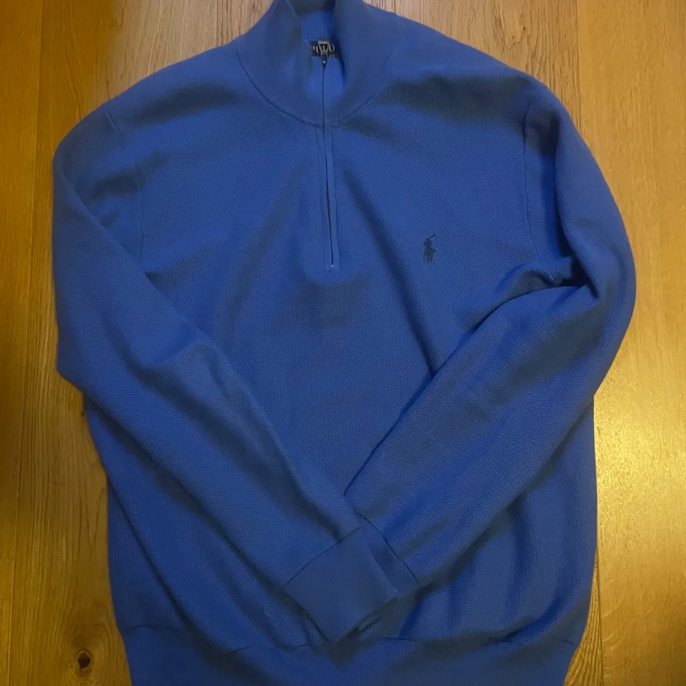 En snygg blå quarterzip från polo ralph lauren. Den är i bra skick och är storlek M.   Köparen står för frakt, pris kan diskuteras . Tröjor & Koftor.