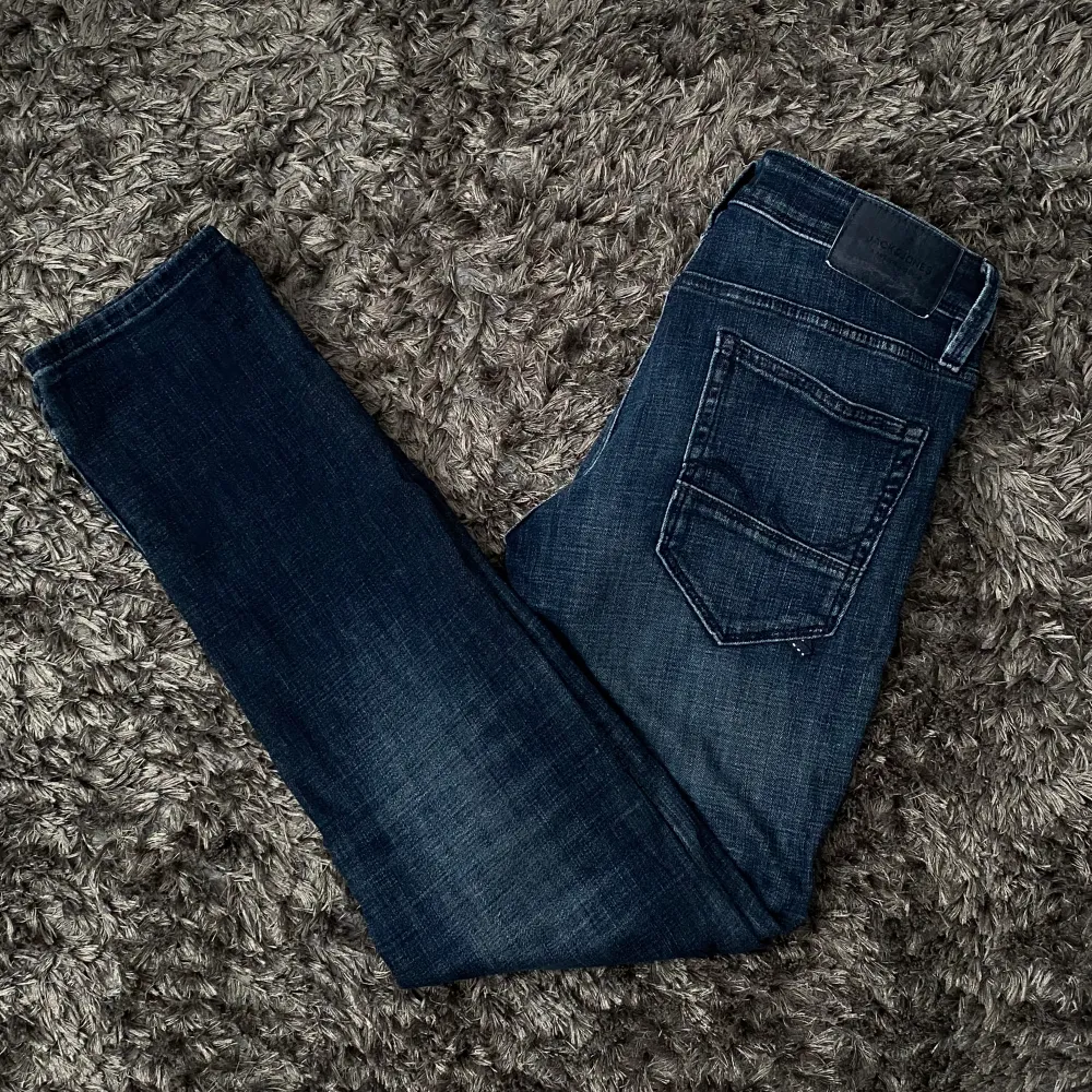 Ett par schyssta Jack and Jones slim jeans, använt ett par gånger men fortfarande i ett bra skick! Hör av dig vid intresse!. Jeans & Byxor.