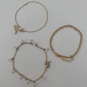 Tre stycken guldiga ankelarmband men kan även användas som vanliga armband🌟(nypris= 90kr)