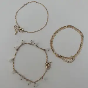 Tre stycken guldiga ankelarmband men kan även användas som vanliga armband🌟(nypris= 90kr)