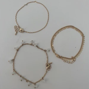 Smycke - Tre stycken guldiga ankelarmband men kan även användas som vanliga armband🌟(nypris= 90kr)