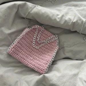 Virkad väska  - Stella McCartney liknande väska jag virkat själv  Babyrosa med silvriga kedjor, jättefin nu till vår och sommar