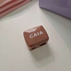 Caia pennvässare  - Caias pennvässare i brunt. Fint skick. Slutsåld på hemsidan.  