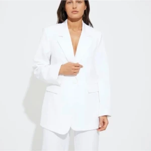 Blazer - Vit blazer från bikbok. Aldrig använd! Köpt för 799kr förra våren. Använd gärna köp nu!💞