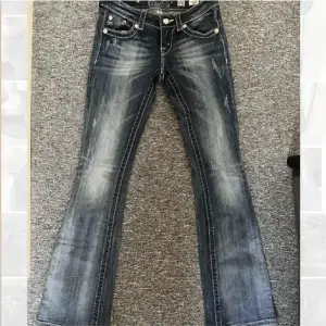 Supersnygga miss me jeans i sl 26! Måtten är midja 38 cm och innerbenslängd 80 cm  Använd gärna köp nu knappen! 💗💗