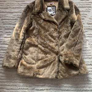 Päls jacka  - Köpte secondhand st xl men skulle säga att den mer är åt M hållet har st m och passar mig perfekt (inte äkta päls)