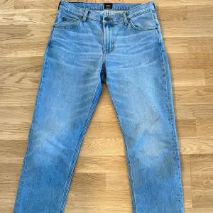 Ett par ljusblå jeans från Lee. Nyskick. Frakt tillkommer. Hjälper min pojkvän sälja eftersom jeansen inte kommer till användning. 