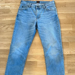 Lee jeans - Ett par ljusblå jeans från Lee. Nyskick. Frakt tillkommer. Hjälper min pojkvän sälja eftersom jeansen inte kommer till användning. 