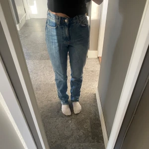  Högmidjade jeans  - Blå jeans från Gina tricot💙, ganska långa i benen!