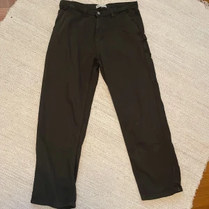 Mörkgröna Carpenter Pants Zara - Mörkgröna carpanter pants från Zara i stl 44/S   