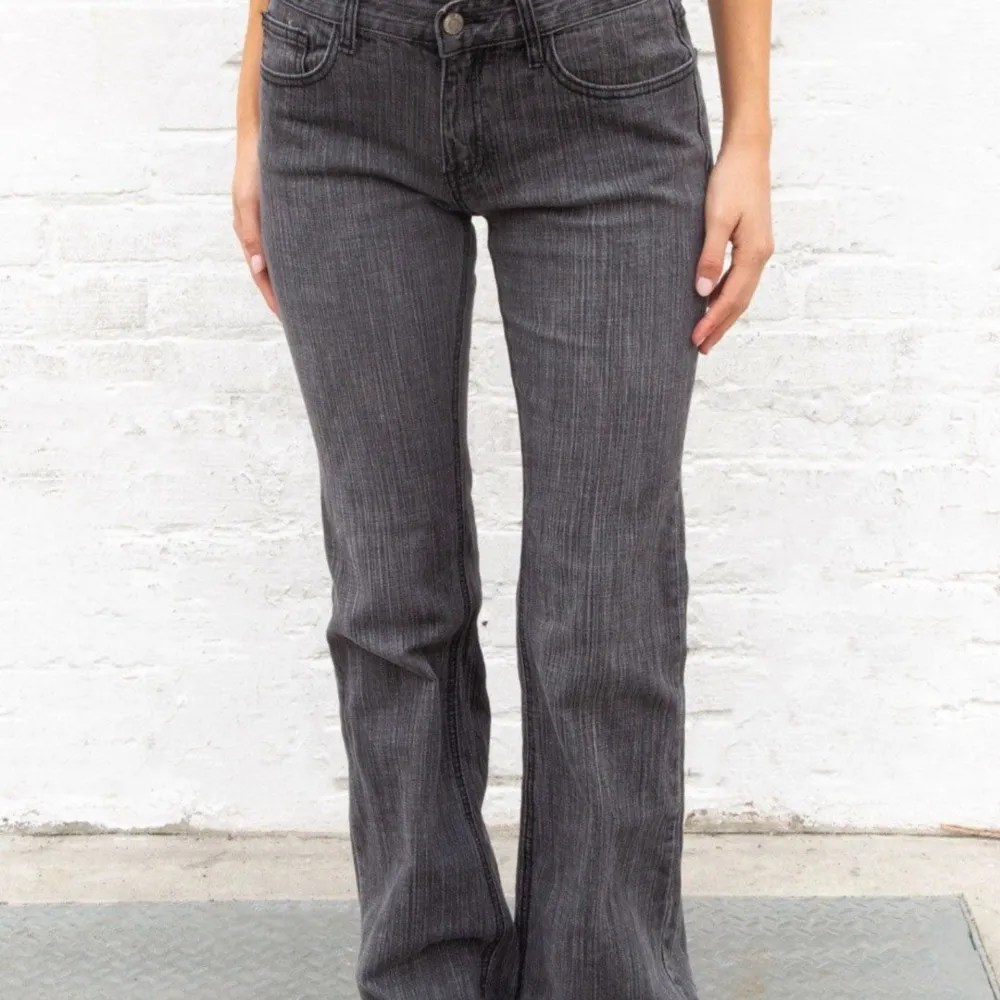 (Är ej från brandy) Säljer dessa jättesöta gråa lågmidjade flare jeansen i S💗. Jeans & Byxor.