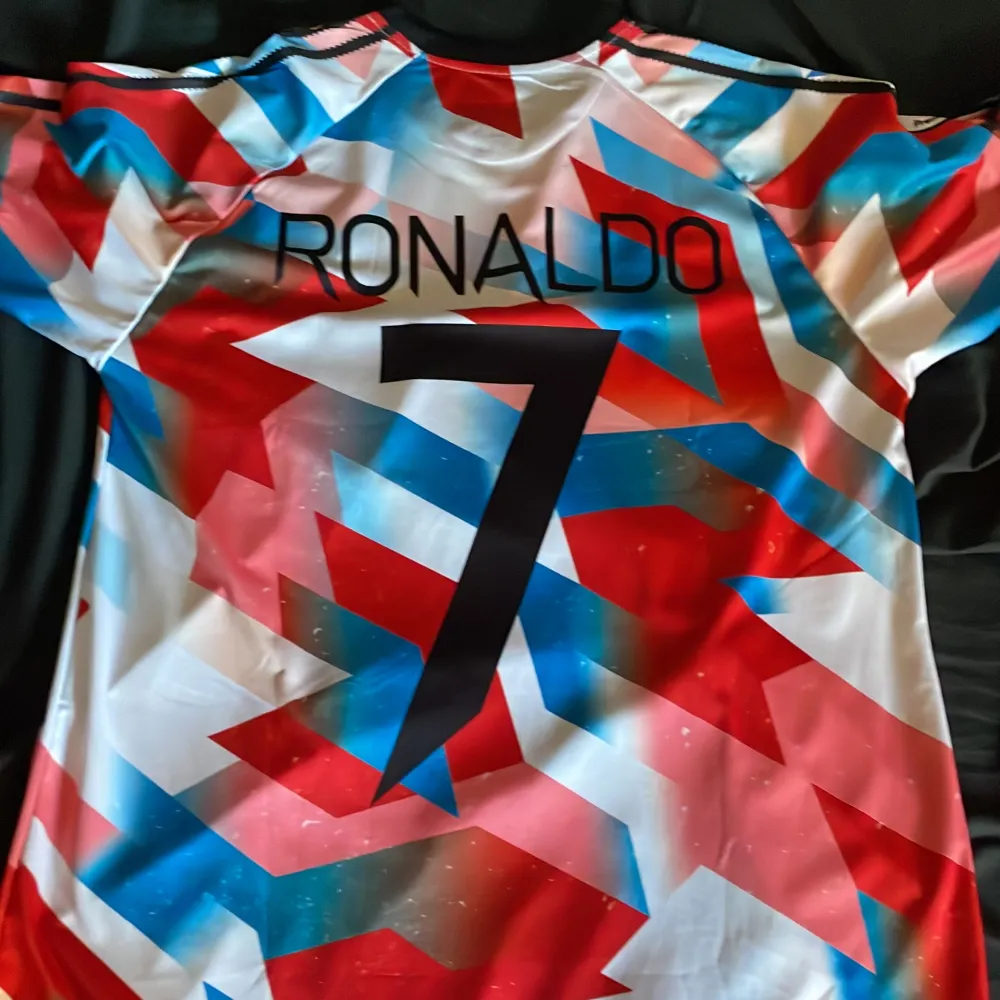 Limited edition tröja Ronaldo  22/23 season Aldrig använd  storlek xl passar dock L. T-shirts.