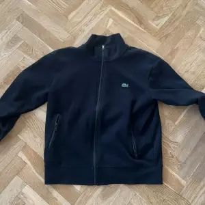 Säljer nu min lacoste zip hoodie eftersom den är lite för stor på mig som ni ser. Jag är 178 väger 60 kg