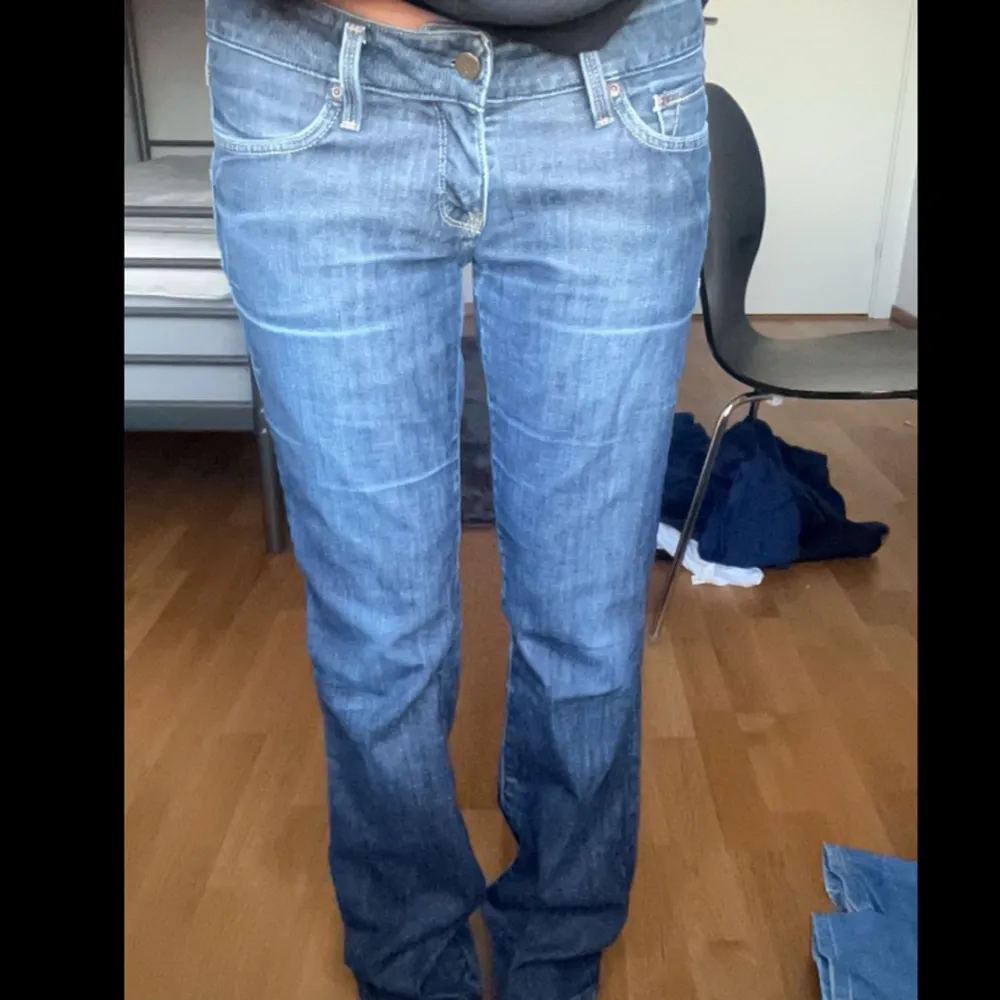  Ett Par snygga lågmidjade jeans från lee köpt för 800kr säljs för 400 dom är mörkblåa så snygga men kommer tyvärr inte längre till användning. Dim har blivit lite för stora för mig men hoppas någon blir intresserad och vill köpa. Jeans & Byxor.