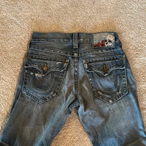 True religion  - Baggy true religion byxor, lite upptrampade men annars fint skick! Midja rakt över: 42cm, innerben: 82cm