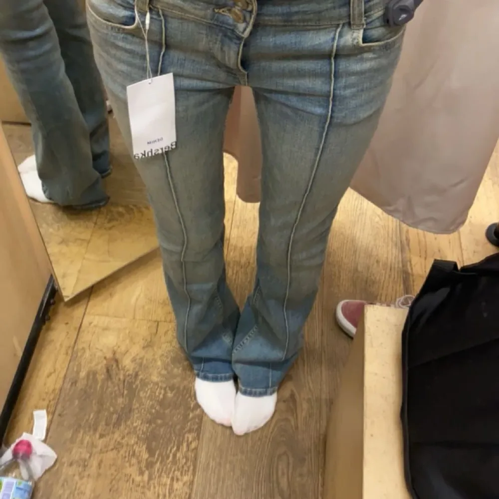 Skitsnygga lågmidjade jeans från beshka!! Säljer pga att de inte används💘 säljer även likadana i svart! Skriv privat om du undrar något eller vill ha flera bilder 💘. Jeans & Byxor.
