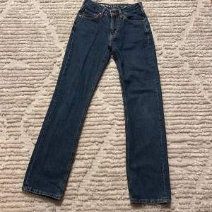 Jeans från weekday stl W24/L32 rak modell med låg midja.