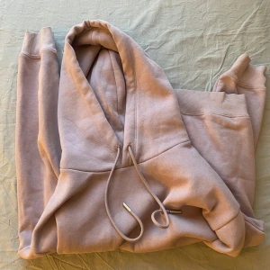 Ljuslila hoddie Xs - Sån fin hoddie i en ljuslila färg, den är köpt på Hm och passar storlek xs/s✨ 