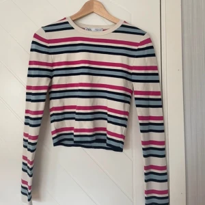 Zara tröja - Jättefin och hårig tröja från zara, storlek m men passar mig som brukar ha xs-s, den är lite croppad 