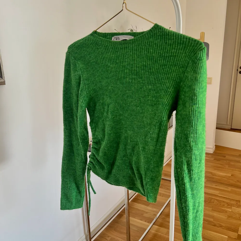 Topp med slits på sidan, använd fåtal gånger💚🍀. Blusar.