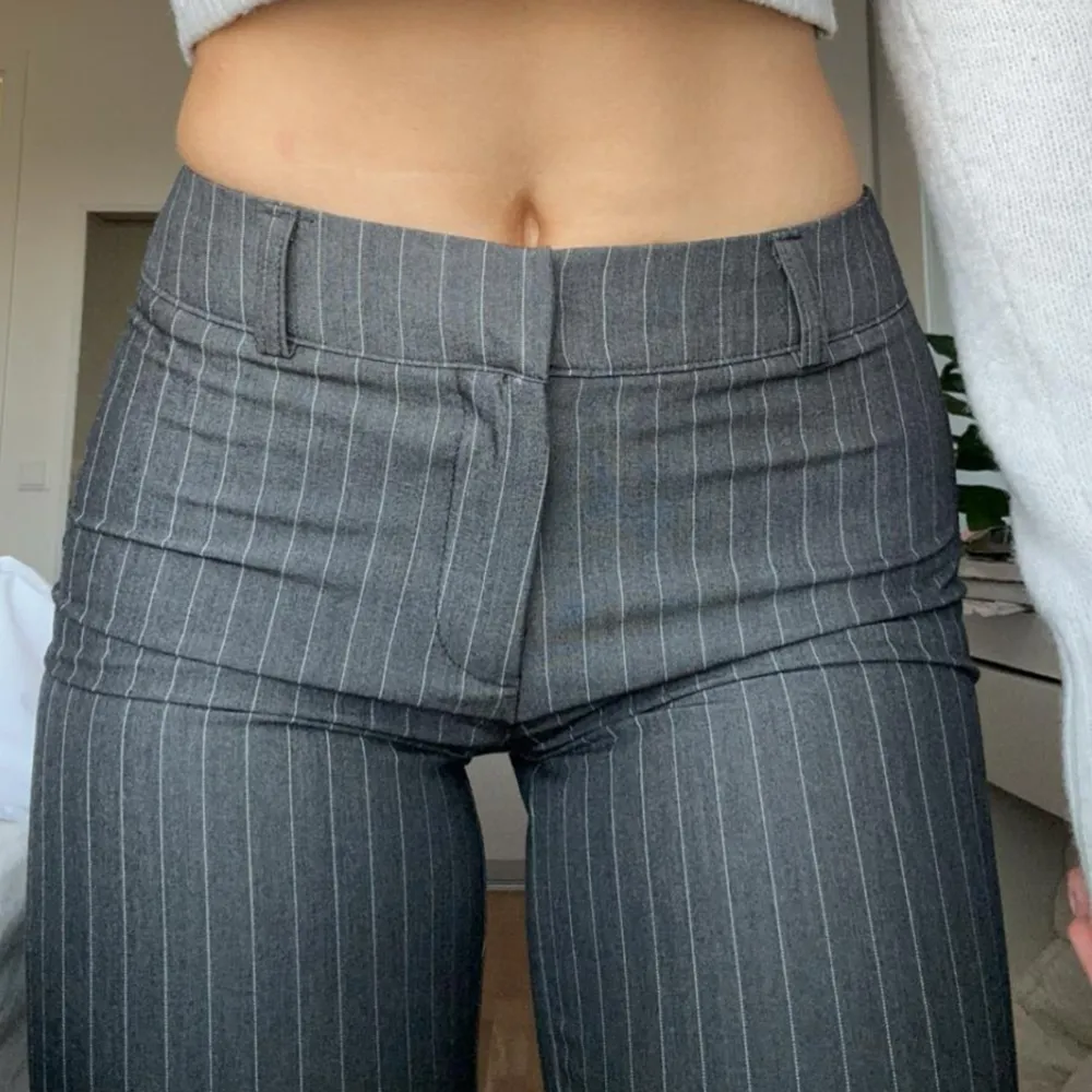 HELT NYA lågmidjade kostymbyxor från Madlady modell Lowwaist Cybel Stripe Grey. Stl 32 (som XS) längd regular (innerbensmått 80 cm). Nypris 649 kr (se mer info på madlady.se). Jeans & Byxor.