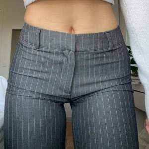 HELT NYA lågmidjade kostymbyxor från Madlady modell Lowwaist Cybel Stripe Grey. Stl 32 (som XS) längd regular (innerbensmått 80 cm). Nypris 649 kr (se mer info på madlady.se)