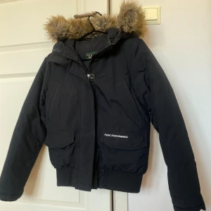 Peak Performance Jacka - Säljer min peak performance jacka då den inte kommer till användning, minimalt använd så den är i bra skick. Gammal modell som inte längre säljs. Perfekt tjockjacka till att ha på vintern. Säljer för 1000kr men kan gå ner i pris vid snabb affär. XS/S