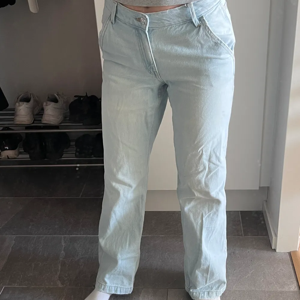Snygga ljusblåa midwaist jeans från Gina tricot, Storlek 164 och passar mig som är xs-s! Fina nu till våren 🥰🦋! Pris kan diskuteras. . Jeans & Byxor.