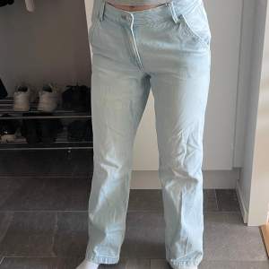 Snygga ljusblåa midwaist jeans från Gina tricot, Storlek 164 och passar mig som är xs-s! Fina nu till våren 🥰🦋! Pris kan diskuteras. 