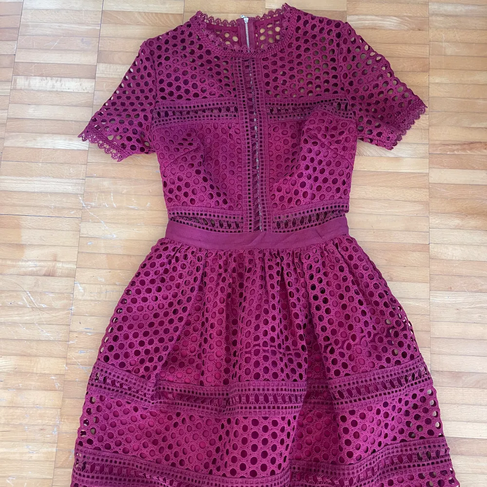 Vinröd klänning från by malina, modell Emily. Tyvärr för liten för mig, hänger bara i garderoben. 🌸. Klänningar.