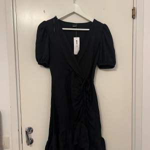 Säljer denna jättefina klänning, helt oanvänd och prislappen hänger kvar💕Perfekt till sommaren 