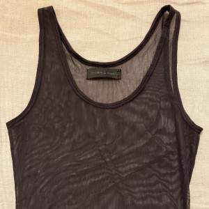 Skitsnyggt linne i meshtyg grå/svart liknande i storlek 34! Säljer för att jag inte använder längre, använd gärna Köp Nu!💗🙌