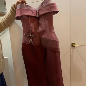 Terani Couture - Köpt i USA. Har inte använt den. Tveka inte att höra av dig för mer information och bilder. Storlek 10 i USA.