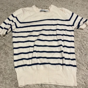 Fin tröja från zara - Fin randig tröja som är trendig 🤍💘är M men passar mig med s/xs. Tecken på användning, men fortfarande i fint skick! 