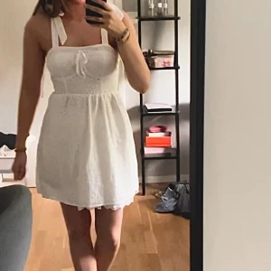 Vit miniklänning  - Aldrig använd med prislappen kvar. Skulle varit min studentklänning men har nu köpt en likadan i en större storlek.🥰 Jag är 172 cm lång och klänningen passar mig på gränsen. Annars jättesöt och super skönt material. 