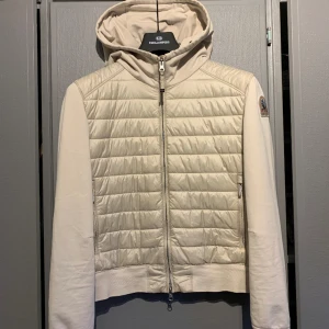 Parajumper jacka  - Säljer denna jacka för den börjar bli liten. Passar folk mellan 150/160 är själv 160 och passar perfekt. Skriv ifall du är intresserad. Kan möjligtvis sänka priset vid snabbt köp. Nypris 3200 kr köpt på nk i Göteborg. 