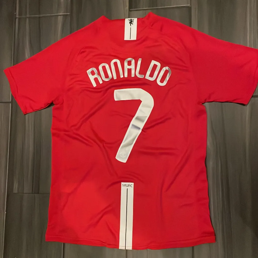 Helt ny retro Ronaldo #7 Man United tränings tröja  i storlek M suverän till sommaren. Kontakta om frågor eller bilder.. T-shirts.