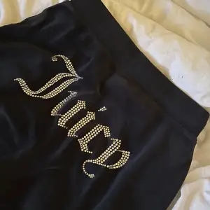 Säljer mina Juicy Couture byxor då jag inte använder dom längre. Dom är i väldigt fint skick. Jag är 163 och dom är i storlek XS 