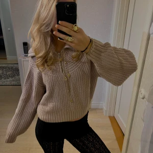 Beige stickad tröja  - Använd fåtal gånger