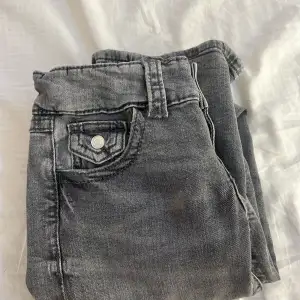 Säljer dessa fina ljus gråa jeans från Gina young, storlek 158, oanvända bara testade, köpta för 350! Priset kan sänkas💕