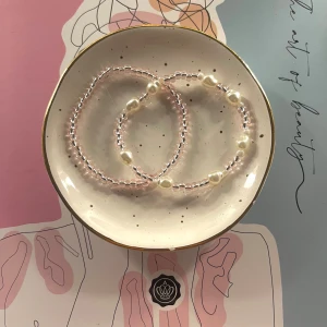 Pärlarmband - Handgjorda pärlarmband i olika färger till en billig peng! 15kr/st🌸 Frakten är inte inkluderad i priset och ligger på 15kr. Kontakta mig ifall du önskar andra färger så visar jag utbudet 🙌🏻😊Gjorde på elastisk tråd och passar alla storlekar.