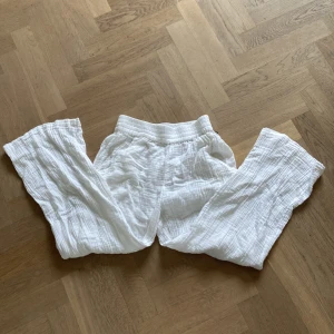 Vita linnebyxor - Vita linnebyxor som jag säljer då de blivit för korta, skulle tro att de passar någon runt 150❣️ funkar för längre personer om man vill ha dem ankellånga💗de är i bra skick 🩷