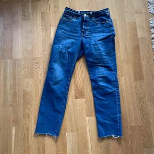 Levis 501 jeans med fransar nertill. Storlek W24 L28. Fint skick, inga slitningar på tyget. Detaljer på byxorna är fransarna vid benslut och vid fickorna (se bild).