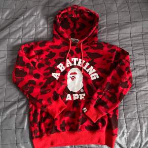 En fet bape hoodie som har varit använd få gånger . Hoodien köptes typ 1 år sen. Så har inget kvitto för den. Hoodien är i ett bra skick.