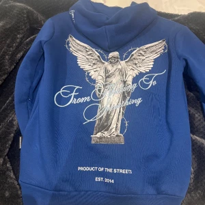 hoodrich hoodie - Skön Hoodie inte andvänd mycket! Kom provets för frågor. De är xs men skulle säga att den sitter som s 