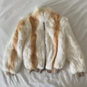 SUPERSNYGG jacka i ÄKTA päls - Så underbar jacka men passar inte mig!  Står storlek 14, är osäker på vilken skala och den passar ungefär storlek XS. Luktar ”lite vintage” men mycket bra skick, inga defekter. Kaninpäls 💋