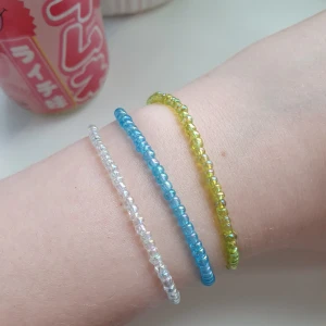 Custom armband - Söta handgjorda pärlemor armband i massa färger! Finns möjlighet till custom orders (skriv en dm så visar jag alla färger, kristaller samt annat jag har att välja bland ☺️). Armband simpel 15kr Armband med kristaller eller berlock 30kr